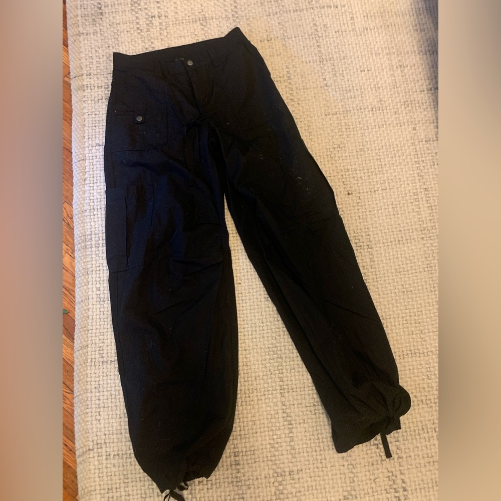 Black, baggy mid waisted parachute cargo pants - ADJUSTABLE AND CUTE